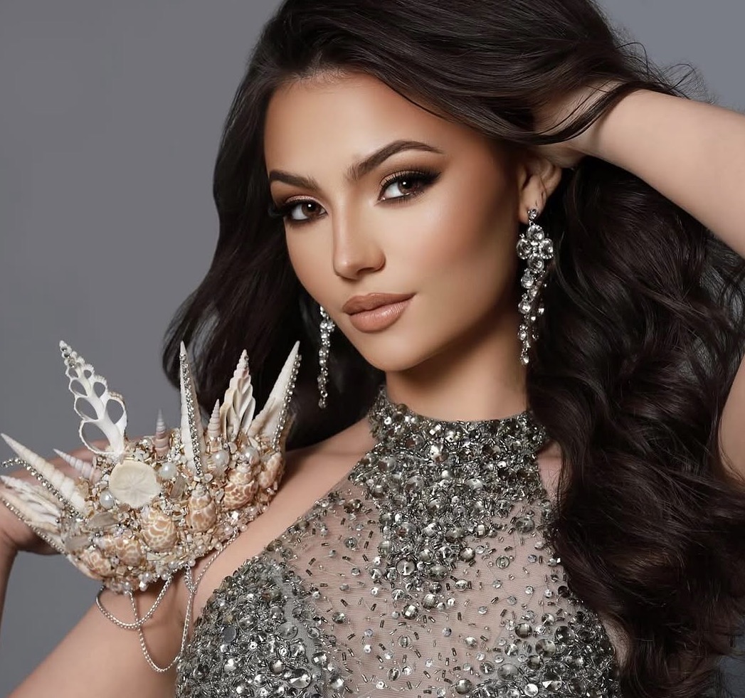 Pageant model holding a crown